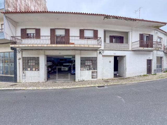 Prédio T5+1 em Mafra, com armazém e terraço, na Malveira