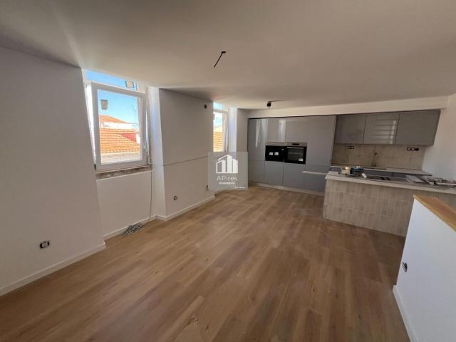 Prédio totalmente remodelado para venda com 2 Fogos T0 + T2 Duplex