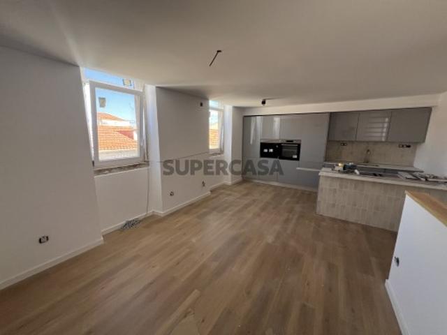 Prédio totalmente remodelado para venda com 2 Fogos T0 + T2 Duplex