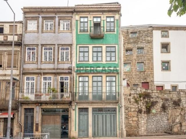 Prédio totalmente renovado em Miragaia com vistas rio