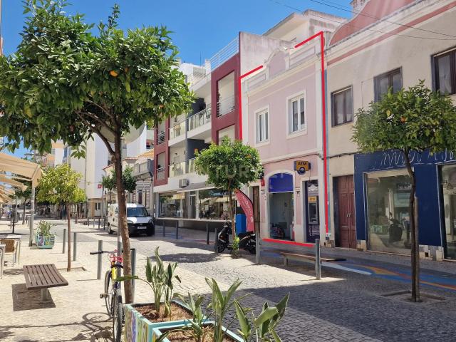 Prédio Unifamiliar na zona nobre de Portimão com garagem e loja