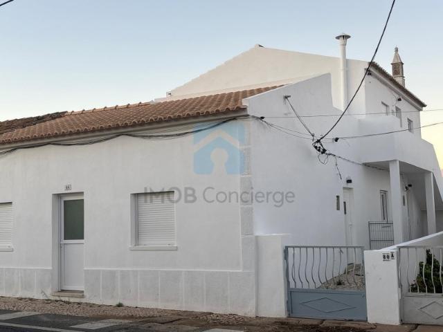 Prédio Urbano central com 3Apartamentos T2 Prontos a Habitar
