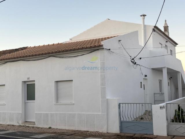 Prédio Urbano central com 3Apartamentos T2 Prontos a Habitar