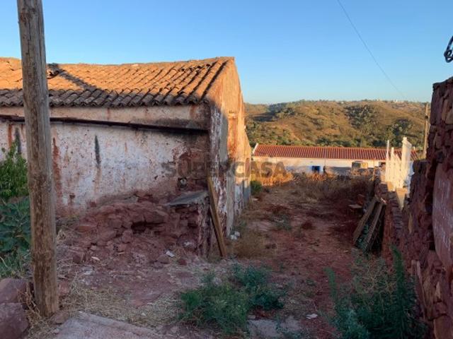 Prédio urbano com ruina para restaurar, com area total de 210 m2, localizado a 15 minutos de Silves e a 10 minutos de S B Messines