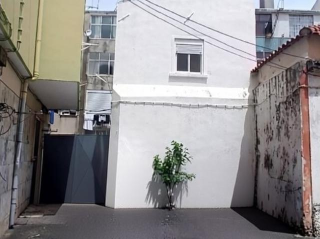 Prédio urbano composto por r/c e 1º andar Cruz Quebrada