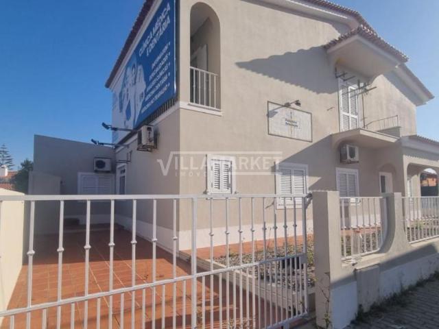Prédio urbano da banca composto por 2 pisos situado numa zona residencial consolidada em Brejos de Azeitão
