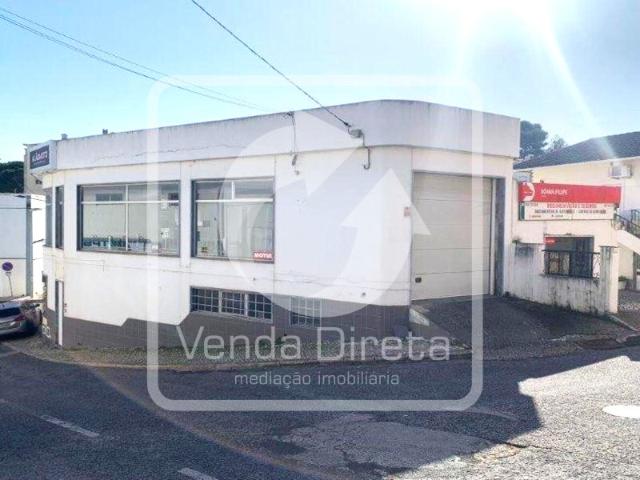 Prédio urbano de 2 pisos, destinado a comércio, situado em Alenquer