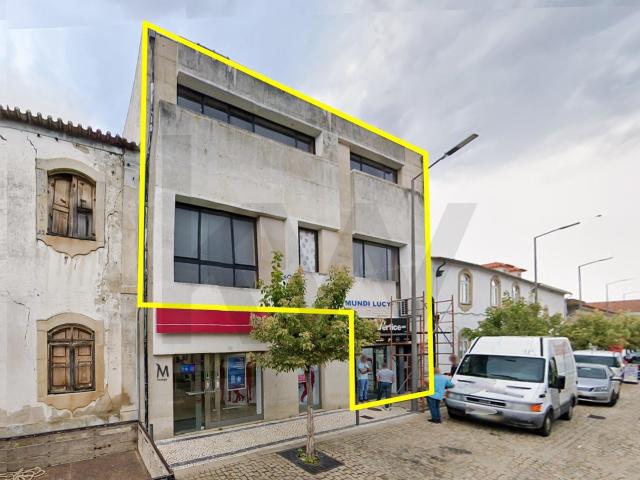 Prédio Urbano, rés do chão, 1º e 2º andares comércio e escritórios