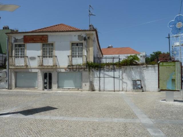Prédios na Praça da República Montijo