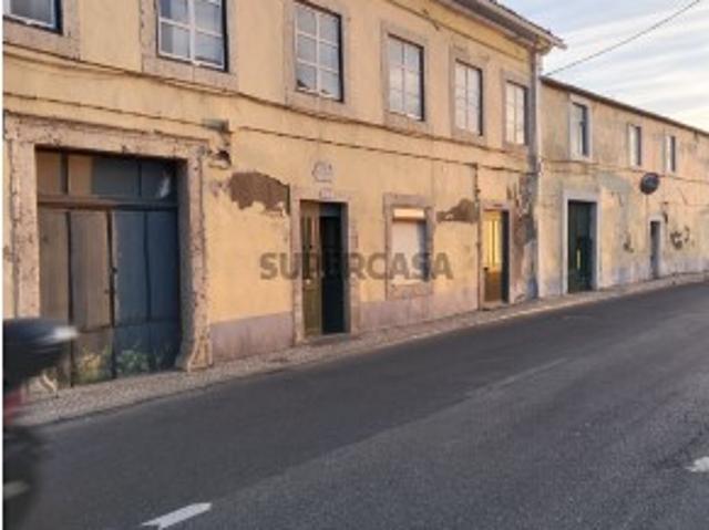 Prédios para Recuperar no centro de São Julião do Tojal Loures