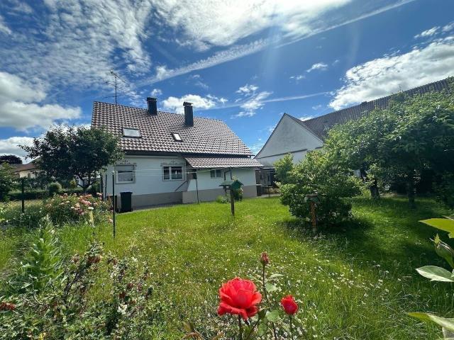 Preis weiter reduziert! Charmantes Einfamilienhaus in Singen Schlatt mit schönem Garten zu verkaufen