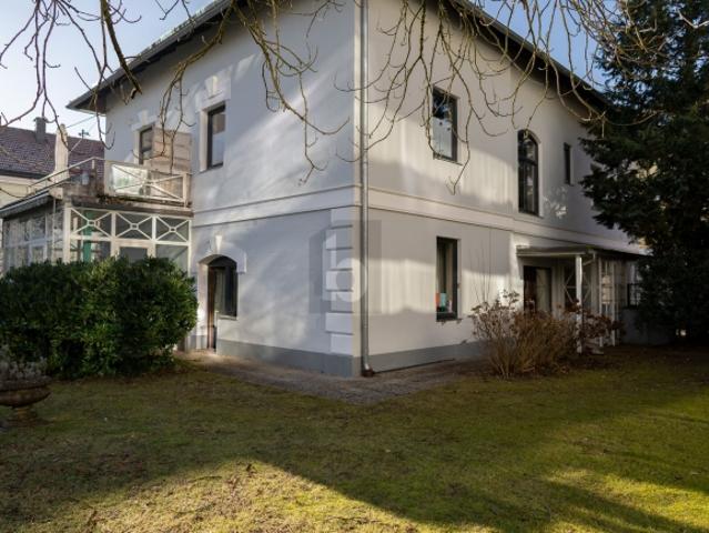 ALTBAUFLAIR IM STADTZENTRUM MIT SONNIGEM EIGENGARTEN!