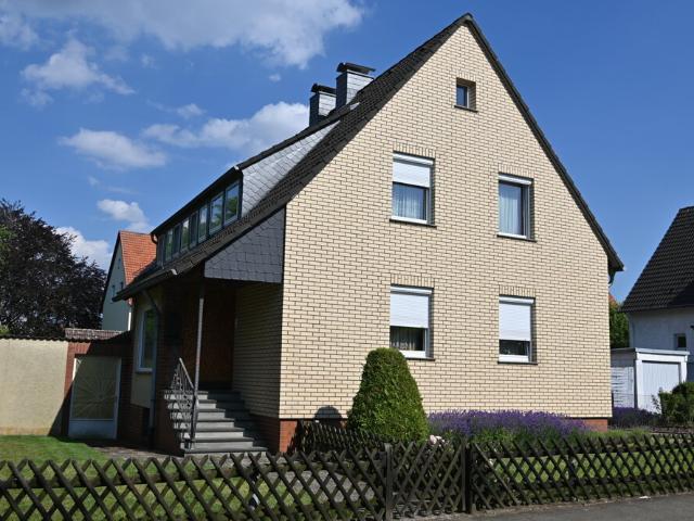 Preissenkung. ! Zweifamilienhaus nebst großer Garage in ruhiger Lage. !