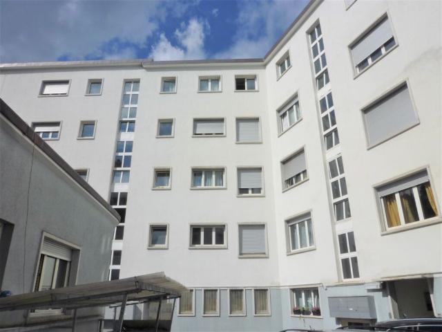Preiswerte Stadtwohnung mit vintage Küche und Bad, grossen Fenstern, hellen Räumlichkeiten, Schallschutzglas