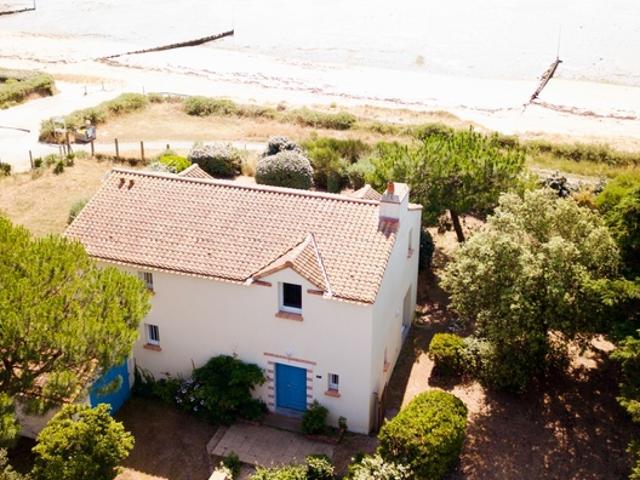 PREMIÈRE LIGNE FACE MER – ACCÈS PRIVÉ À LA PLAGE