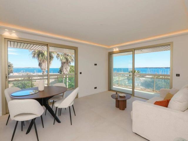 PREMIERE LIGNE PALM BEACH 2 PIECES TERRASSE PARKING C