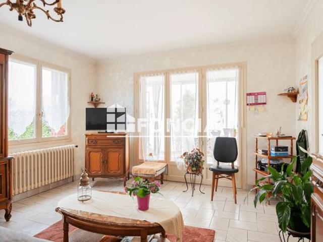 Première maison idéale avec potentiel d'agrandissement sur grand terrain