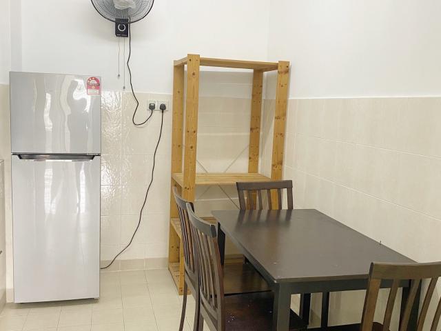 Premium fully furnished Middle room with air cond. Approx 5mins driving to Alam Sutera and BK5 LRT station