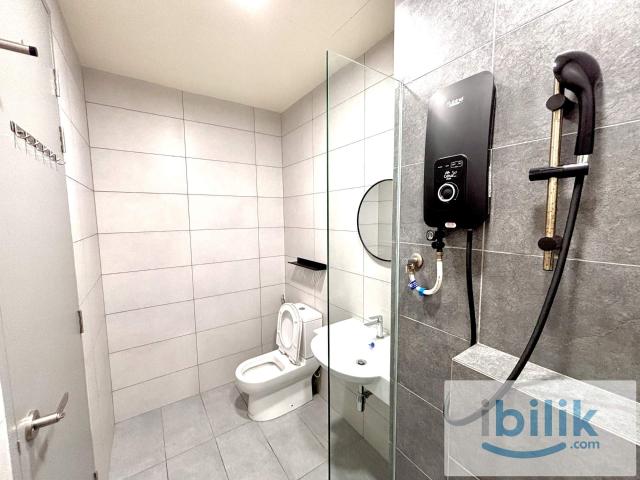 PREMIUM Penthouse Master Room @ The Era Duta North | Private Bathroom + Skyline View | Fully Furnished Co Living