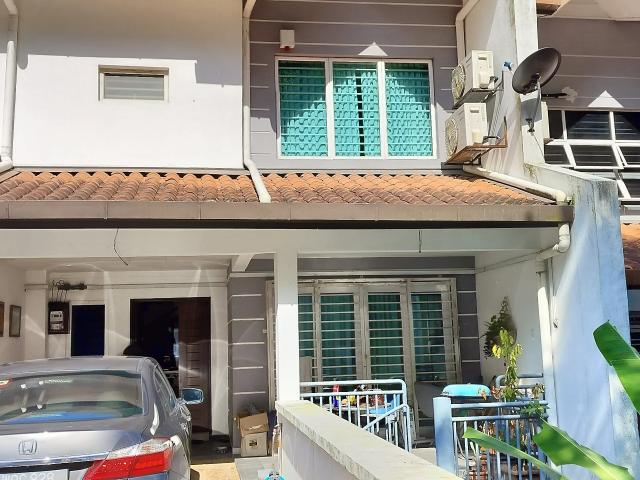Premium Private Contained Spacious For Ladies Air Con, Near to Universiti LRT Parking available.Short Term min 3 months