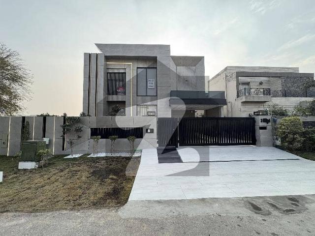 Near Dolman Mall Premium Quality 1 Kanal Full Basement | Luxury Mansion At Top Location