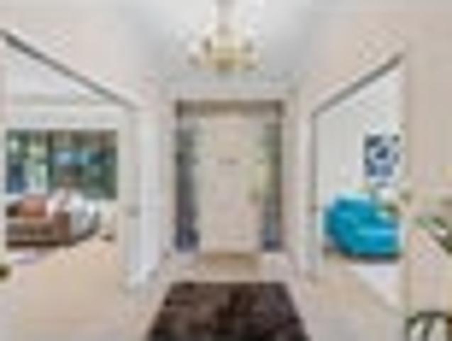 Versatile Living in Prestigious Roslyn