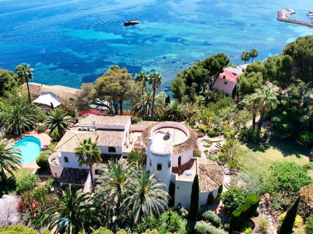 Premium Villas Costa Blanca se complace en presentar en excl. 481m² Altea la Vella