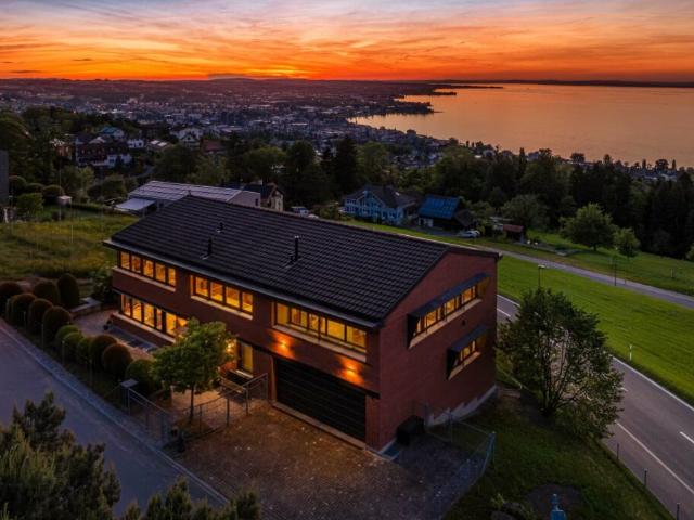 Premium Wohnen mit Seeblick: Grosszügiges Einfamilienhaus an privilegierter Lage