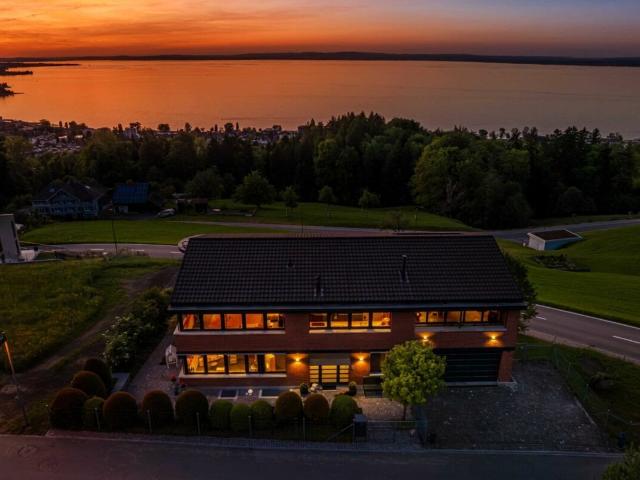Premium Wohnen mit Seeblick: Grosszügiges Einfamilienhaus an privilegierter Lage