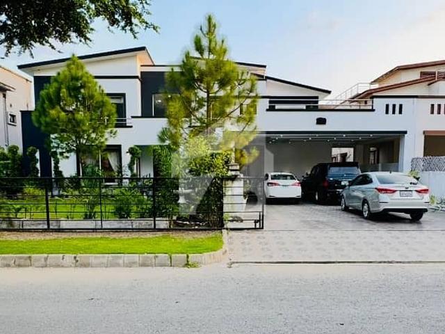 Premium 2 Kanal Furnished Villa For Rent In DHA Raya Facing Golf