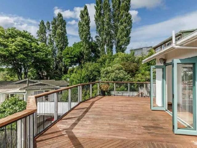 Premium 5 Bedroom, 2 Bathroom Family Home at North