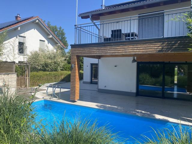 Exklusive 5 Zi. Maisonette mit Privatgarten, Pool & PV – Hausfeeling im Chiemgau“