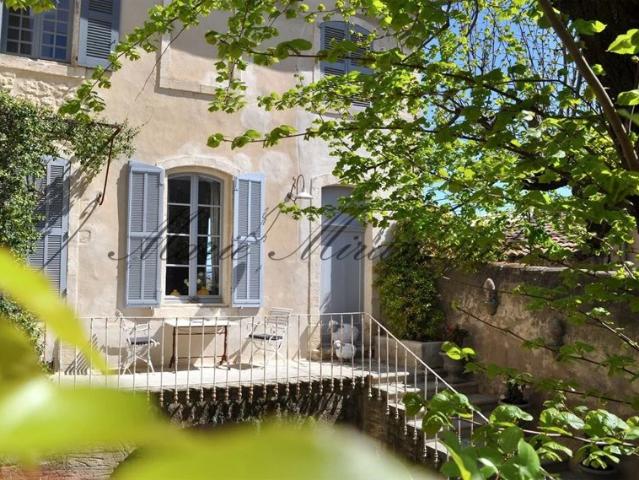 Près d’Avignon, maison de maître 19e avec vue panoramique et bas