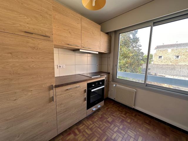 Près de la gare, T1 dans immeuble sécurisé à louer