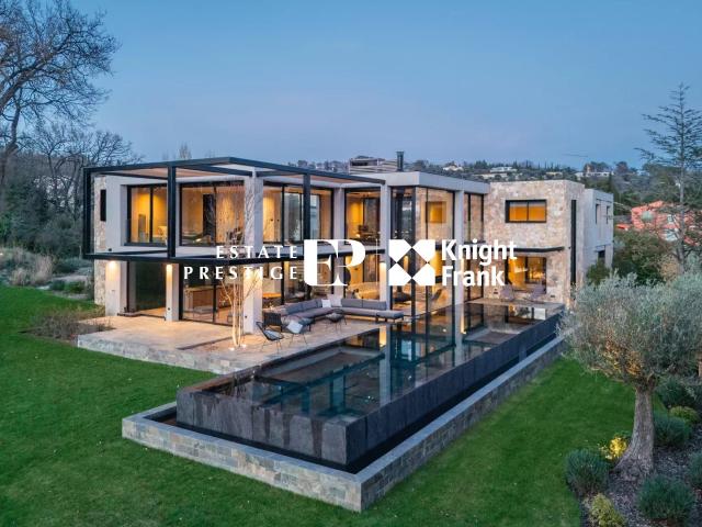 PRÈS DE VALBONNE – RARE Villa Contemporaine Neuve avec Vue sur le GOLF
