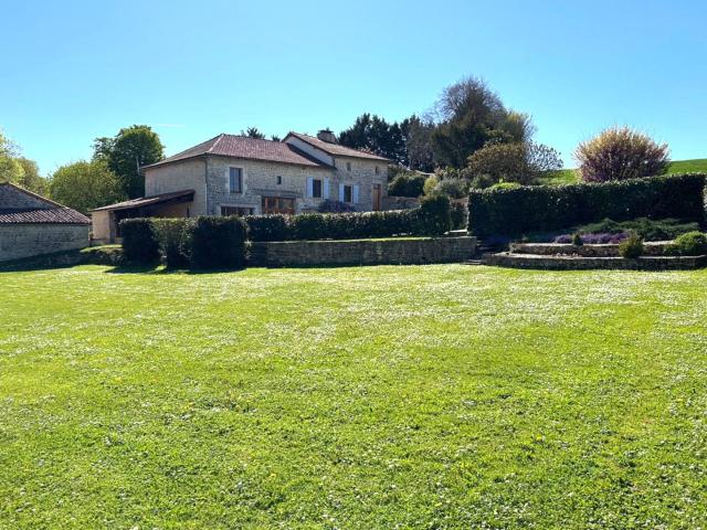 Près de Verteuil sur Charente, Charmante Maison de Village I. 240m² Poursac