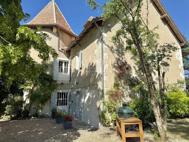 Près d'Eymet Magnifique château de 5/6 chambres, sur un te. 322m² Eymet