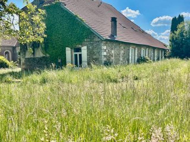 Presbytère rénové sur 52 ares de terrain, sans vis à vis, dépendance