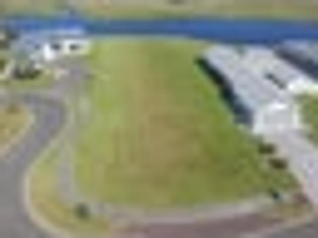 Premium lakefront site! Present all offers!