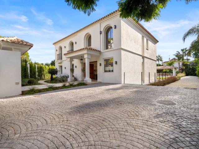 Presentamos una elegante villa contemporánea ubicada en la e. 521m² Benahavís