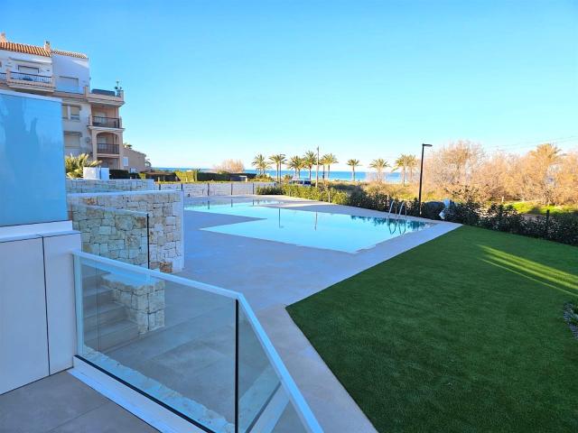 Presentamos una impresionante planta baja en primera línea. 313m² Dénia