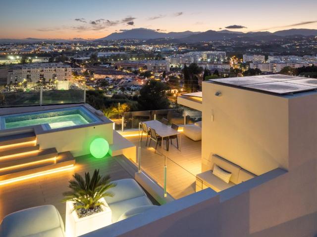 Presentamos una refinada residencia contemporánea ubicada en. 312m² Marbella