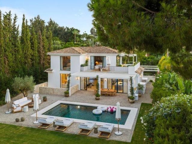 Presentamos una villa contemporánea situada en primera línea. 480m² Marbella