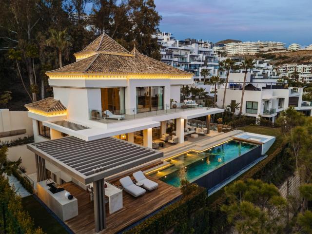 Presentamos una villa en primera línea de golf, ubicada para. 771m² Benahavís