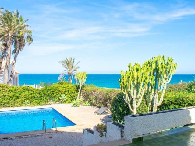 Presentamos Esta majestuosa villa de lujo situada en la codi. 348m² Orihuela Costa