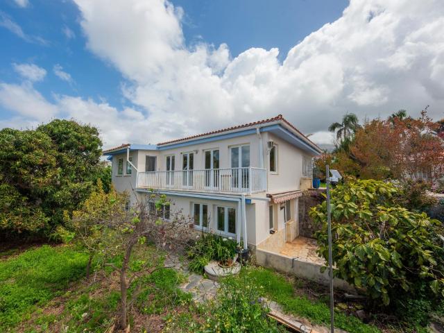 Presentamos esta maravillosa vivienda rodeada de más de 1.00. 402m² La Orotava
