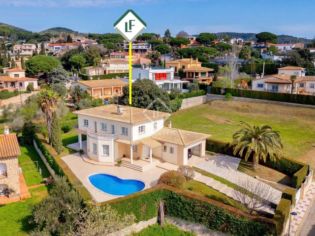 Presentamos esta acogedora y amplia casa unifamiliar, ideal. 320m² Platja d'Aro