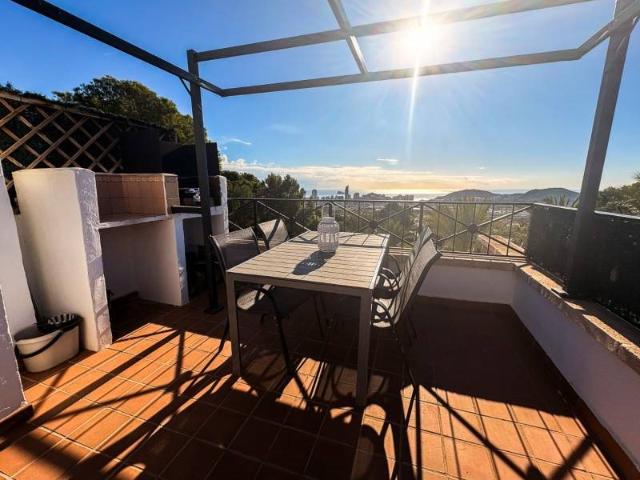 Presentamos esta casa adosada de 160 m², distribuida en cuat. 160m² Finestrat