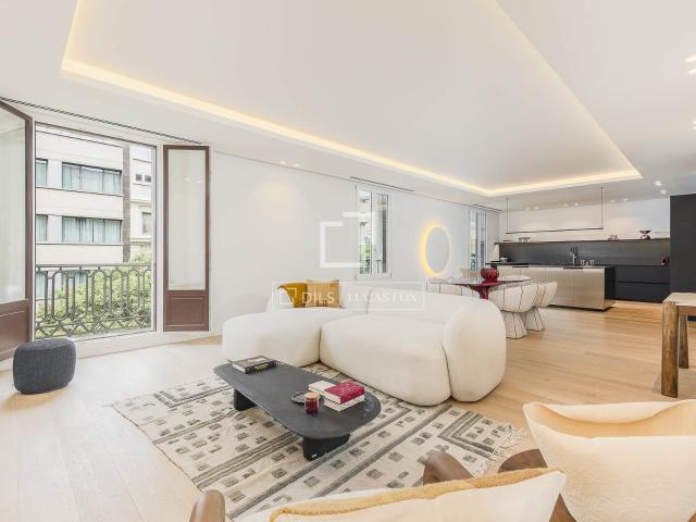 Dils Lucas Fox presenta este excepcional piso completamente. 230m² Barcelona