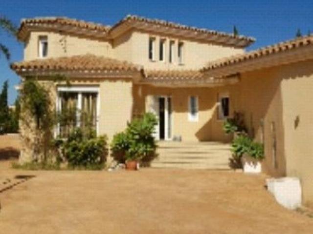 Presentamos esta excepcional villa ubicada en la codiciada z. 309m² El Pinillo